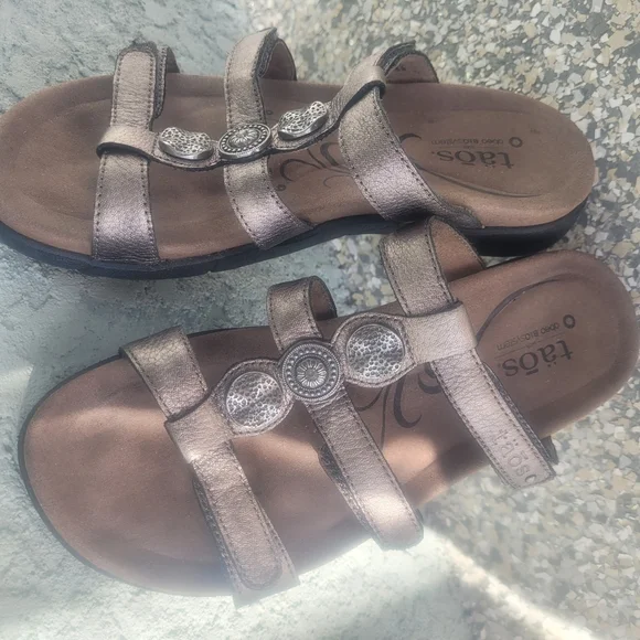 Taos Footwear Women's Metallic Sandals - Picture 1 of 5